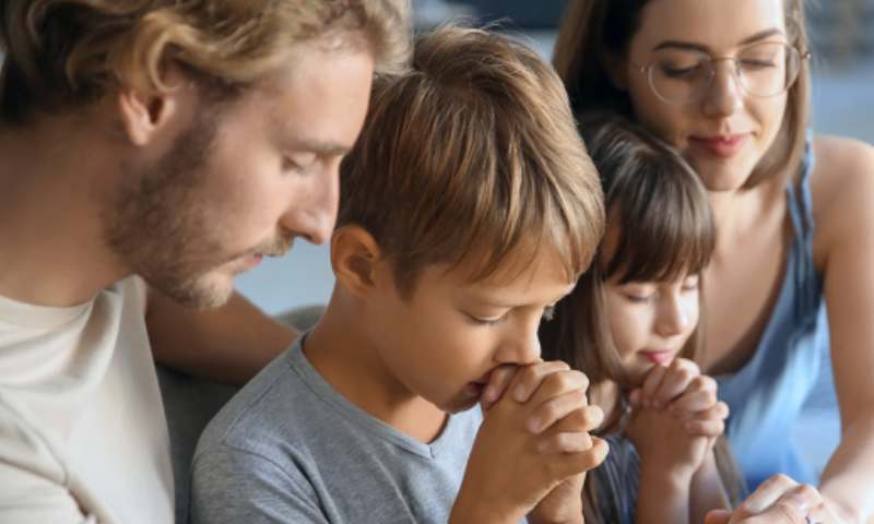 famiglia che prega